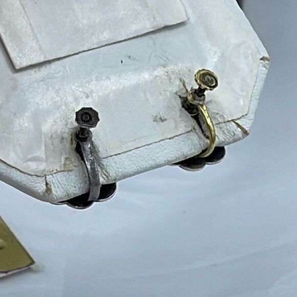 Vintage Native American Sterling Silver and Malachite screwback earrings. - Picture 3 of 7